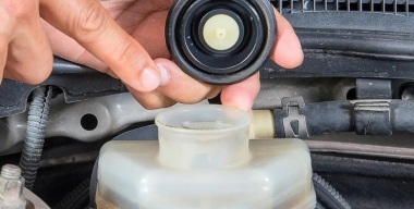 Почему после покупки авто с рук нужно сразу менять тормозную жидкость