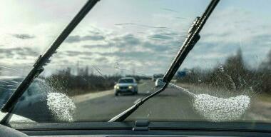 Весенние «дворники»: надо ли менять щетки стеклоочистителя с приходом тепла