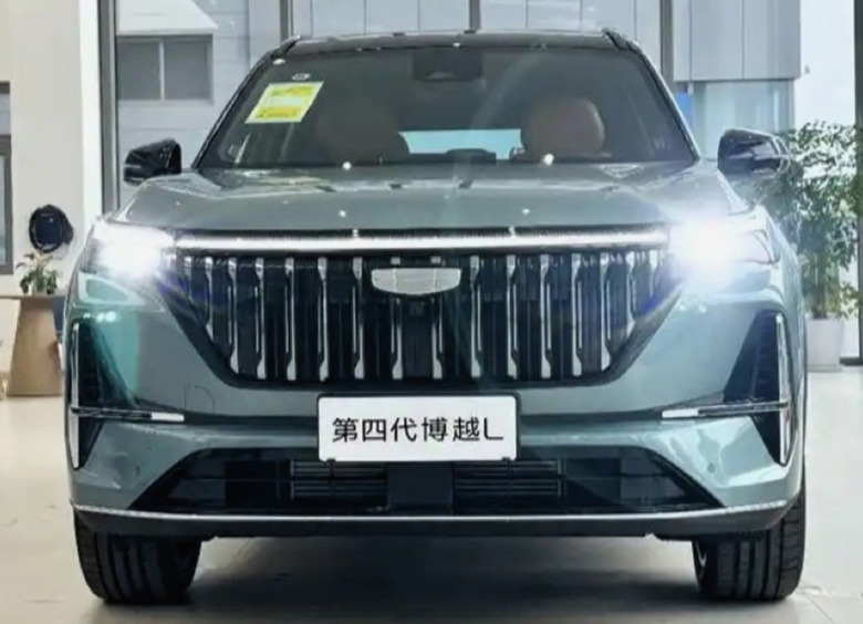 Изображение «Живой» Geely Atlas четвертого поколения впервые «засветился» в Сети