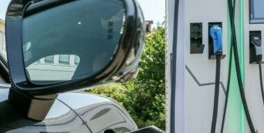 Пустое место: зачем столице понадобилось в три раза больше зарядок для электрокаров