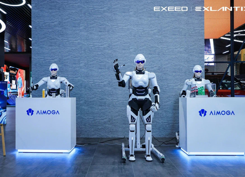 Изображение Консультировать клиентов в автосалонах Exeed будут роботы