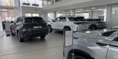 Денег нет, но есть: как и кто сегодня покупает новые автомобили