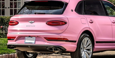 Bentley выпустила кроссовер Bentayga, окрашенный в кукольно-розовый цвет