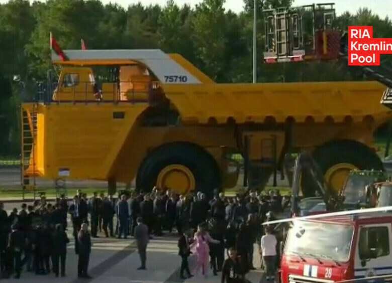 Изображение Путин осмотрел самый большой самосвал на планете