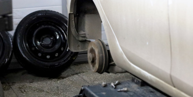 Локеры беды: зачем опытные водители ежегодно снимают подкрылки со своих машин