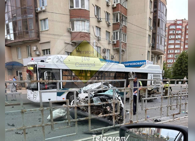 Изображение Иномарка на огромной скорости протаранила автобус с людьми в Самаре