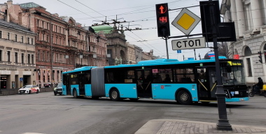 Автобус-гармошка изводит водителей и пешеходов в Екатеринбурге