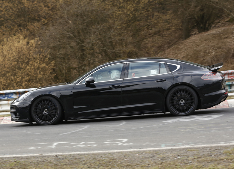 Изображение Водитель превысил скорость на рекордные 200 км/ч во время поездки по автобану