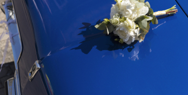 Женщина украла букет цветов с капота автомобиля возле роддома в Подмосковье