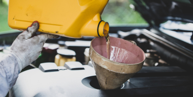 Россиянам объяснили, можно ли покупать моторное масло на разлив из бочек