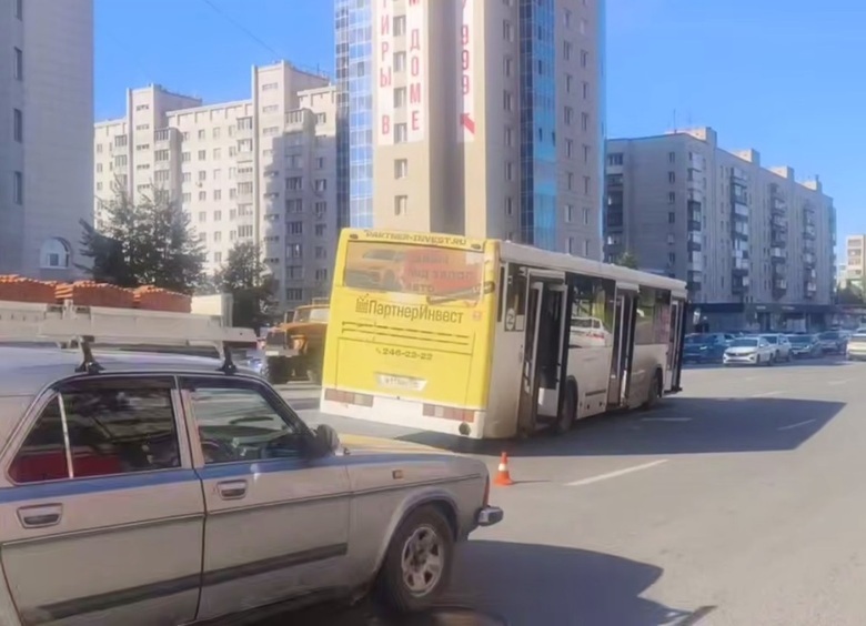 Изображение Водитель автобуса скончался за рулем и протаранил три авто в Новосибирске