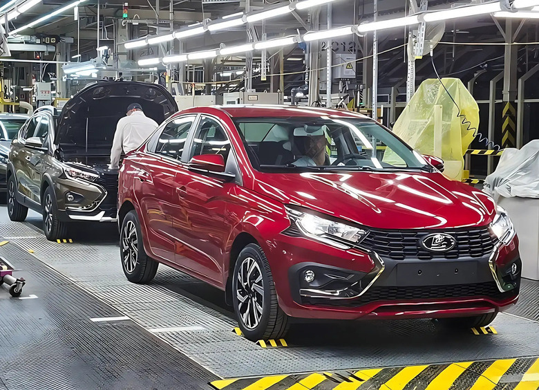 Изображение К дилерам поехали первые LADA Iskra, собранные в Петербурге