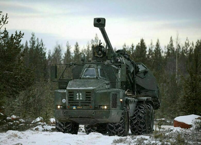 «Лучник» накрылся: российские дроны «заклевали» гаубицу на шасси самосвала Volvo
