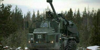 «Лучник» накрылся: российские дроны «заклевали» гаубицу на шасси самосвала Volvo