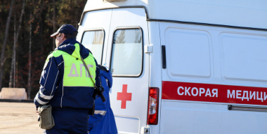 Автомобиль пробил ограждение и едва не упал в реку после ДТП в Москве