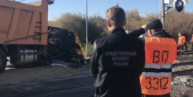 КамАЗ столкнулся с пассажирским поездом в Татарстане