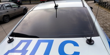 Автомобиль повис в воздухе после ДТП в Санкт-Петербурге