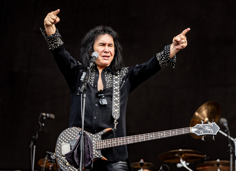 Изображение Бас-гитарист группы Kiss попал в аварию, потеряв сознание за рулем