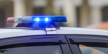 В Казани агрессивный мужчина разнес дубиной попавший в аварию автомобиль