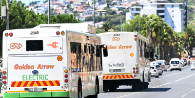Падение пассажирского автобуса с извилистой дороги привело к десяткам жертв