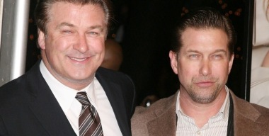 Актер Алек Болдуин уклонялся от мусоровоза и попал в ДТП на машине жены