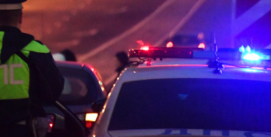 Автомобиль после ДТП повис на ограждении ЖК «Озерки» в Воронеже