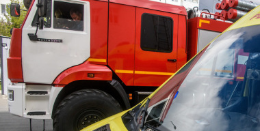 Автомобиль каршеринга загорелся на ходу на Ленинградском проспекте в Москве