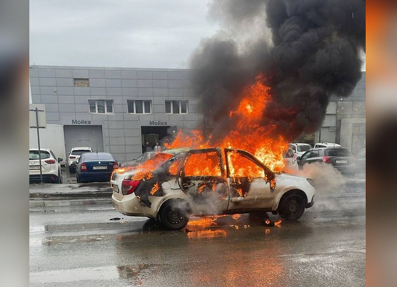 Изображение Автомобиль загорелся прямо на ходу в Татарстане