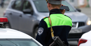 Пьяный водитель и его подруга напали на автоинспектора ГИБДД в Татарстане