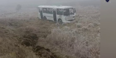 Пассажирский автобус перевернулся на трассе под Шушенским в Красноярском крае