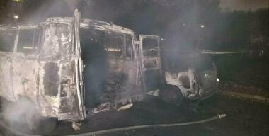 На юго-западе Москвы в сгоревшем автомобиле нашли два трупа