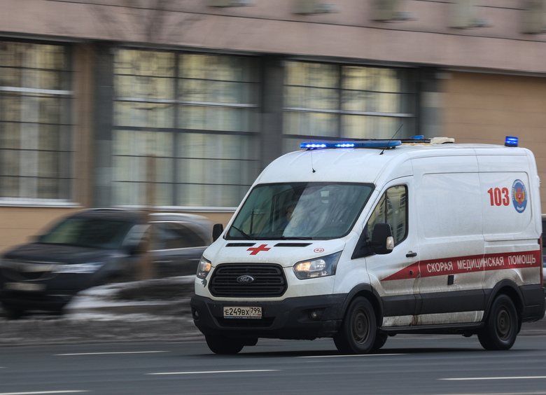 Изображение Девушка упала на дорогу, зацепившись «за стекло» проезжающей машины в Москве