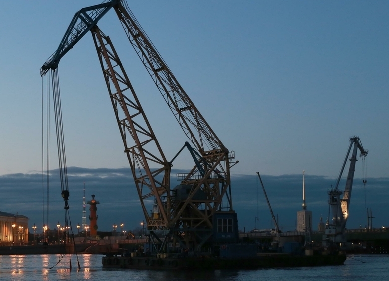 Изображение Два человека погибли после опрокидывания плавучего крана в Севастополе