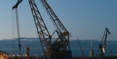 Два человека погибли после опрокидывания плавучего крана в Севастополе