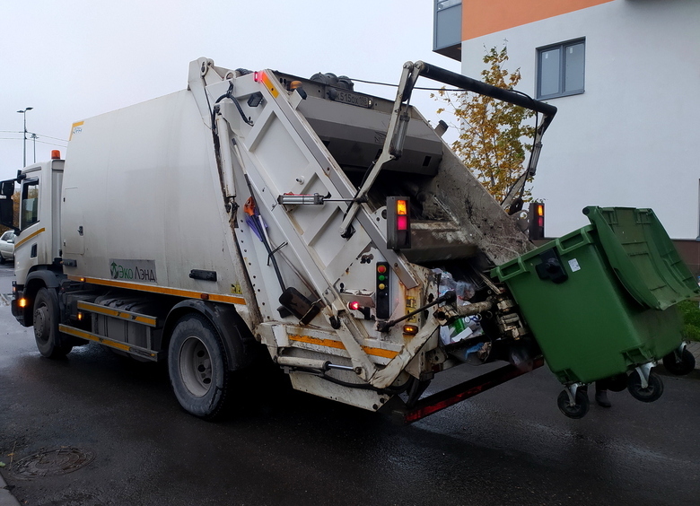 Изображение Труп мужчины выпал из кузова при разгрузке мусоровоза в Санкт-Петербурге