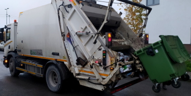 Труп мужчины выпал из кузова при разгрузке мусоровоза в Санкт-Петербурге
