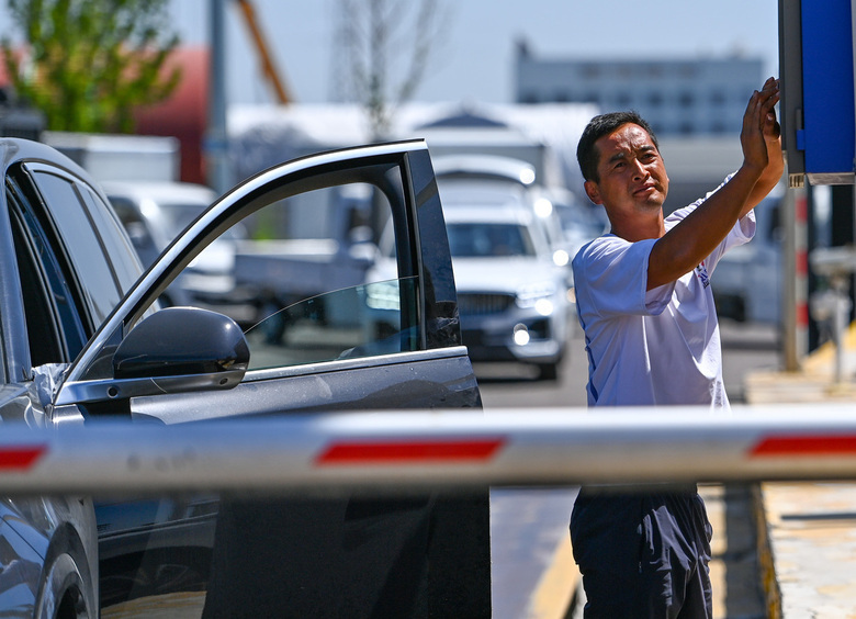 Владельцев 30 000 авто, ввезенных из Казахстана, обязали доплатить утильсбор