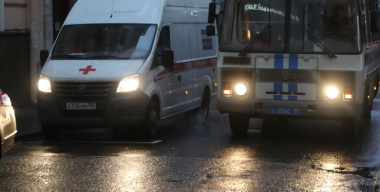 Мужчину и двух девочек-подростков нашли без сознания в машине в Подмосковье