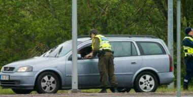 Семейная пара встретила на дороге двойника их авто — машину с теми же регзнаками