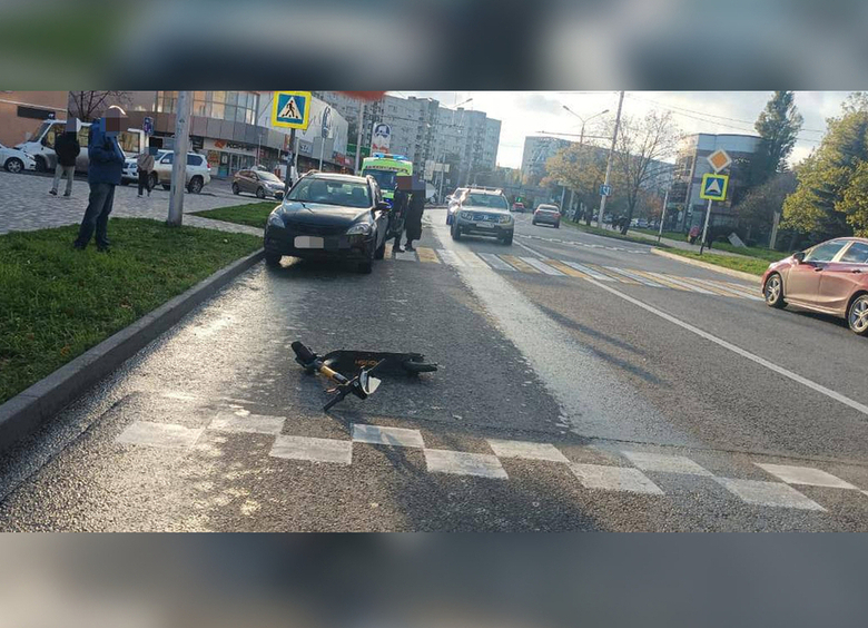 Изображение Водитель сбил подростка на пешеходном переходе: юноша ехал на электросамокате
