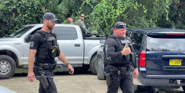 Мужчина долго преследовал свою бывшую девушку, а в итоге поджег ее машину