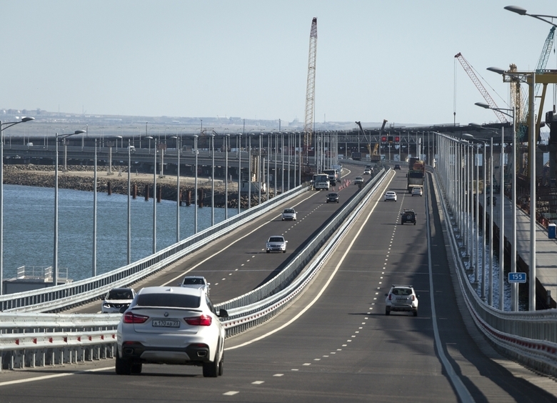 По Крымскому мосту запретят ездить на электрокарах и гибридах