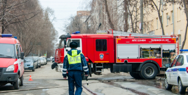 Прятавший лицо вандал спалил пять автомобилей на парковке в Перми