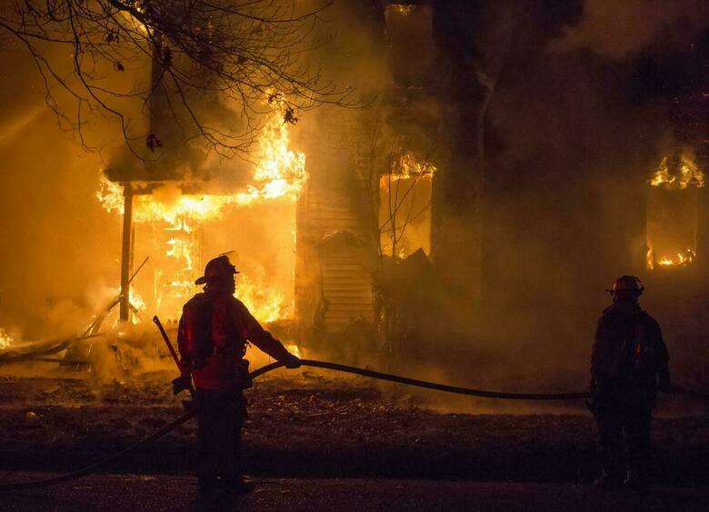 Изображение Мужчину сбила машина почти сразу после того, как сгорел его дом