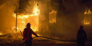 Мужчину сбила машина почти сразу после того, как сгорел его дом