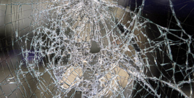 Метеорит упал с небес прямо на лобовое стекло автомобиля Tesla