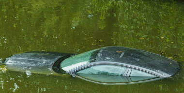 Машина упала в водоем в Ивановской области: водитель выбрался и убежал