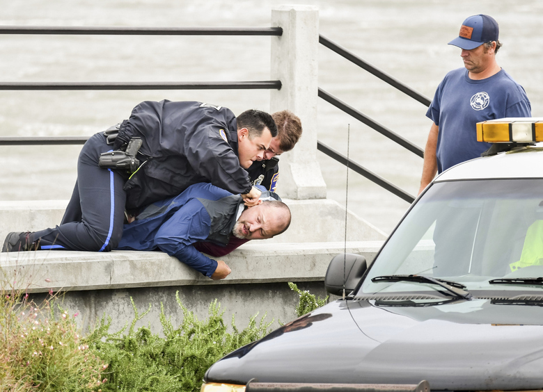 Полицейская погоня закончилась задержанием преступников в классе школы