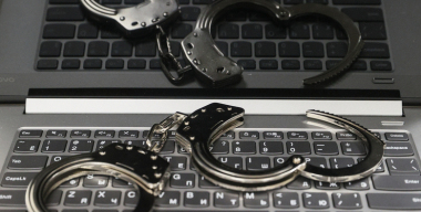 Подросток пытался поджечь полицейские машины в Петербурге по указке мошенников