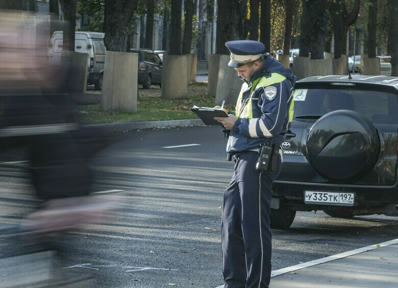 Инспекторы заплатят за ошибочные штрафы, водители выберут «красивые» госномера, а «Москвич» выведет еще один 7-местный кроссовер: итоги недели